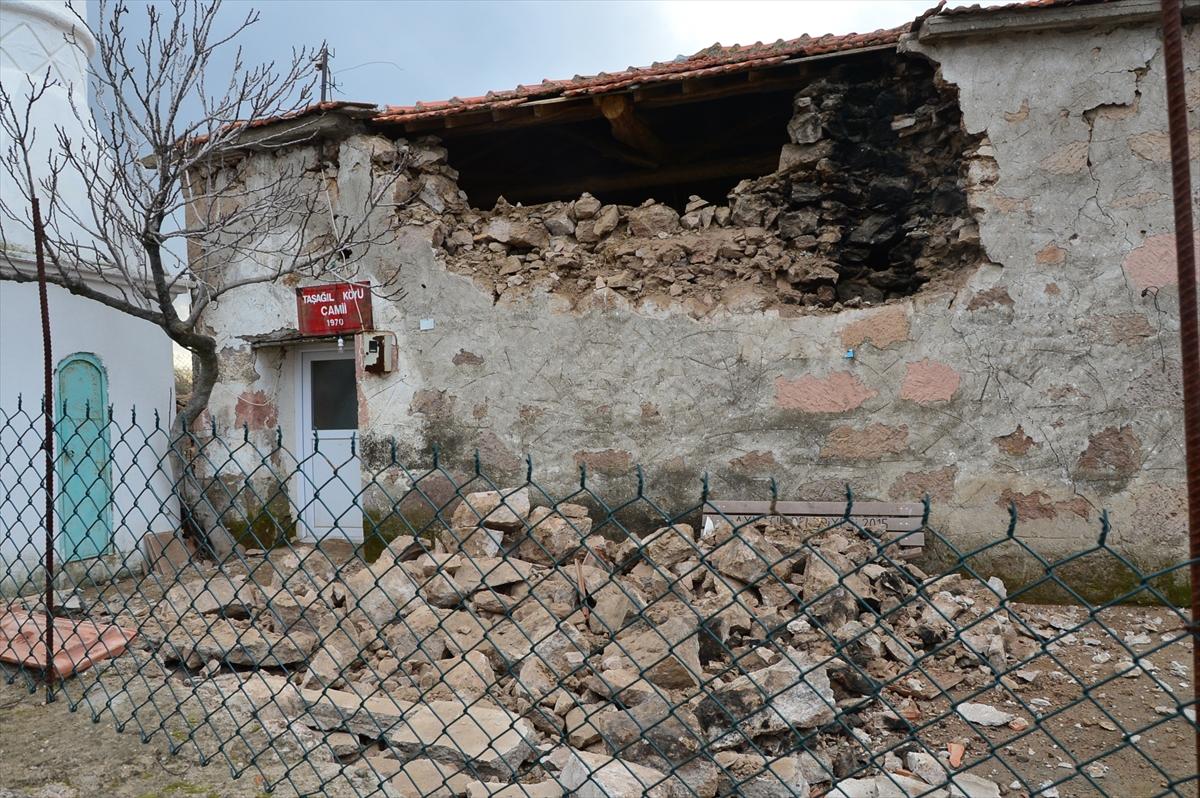 Deprem sonrası Çanakkale köylerinde hasar meydana geldi