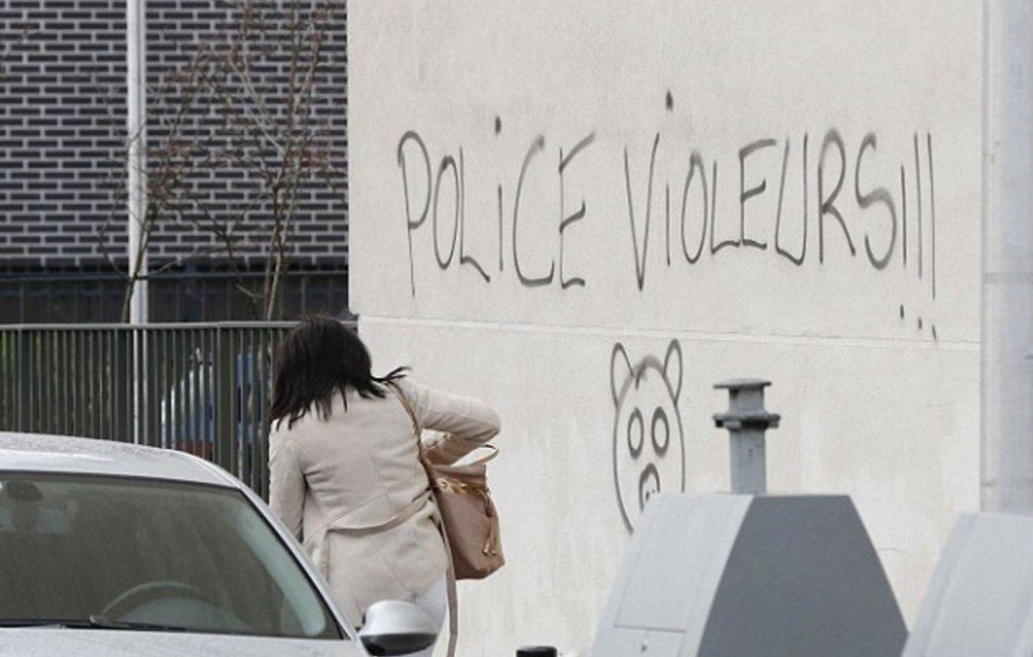 Coplu tecavüzcü Fransız polisleri protesto edildi