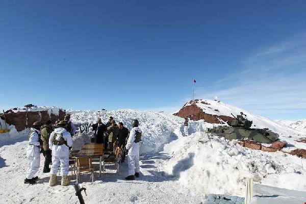 Hakkari Valisi Toprak'tan Hudut Kartallarına ziyaret