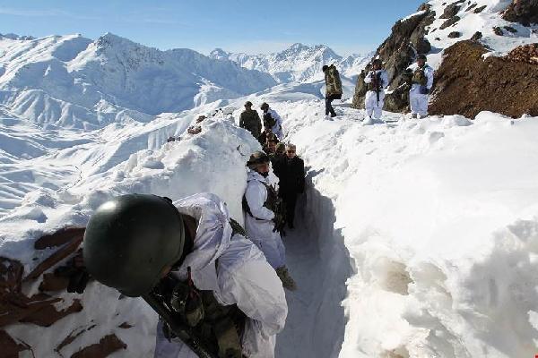 Hakkari Valisi Toprak'tan Hudut Kartallarına ziyaret