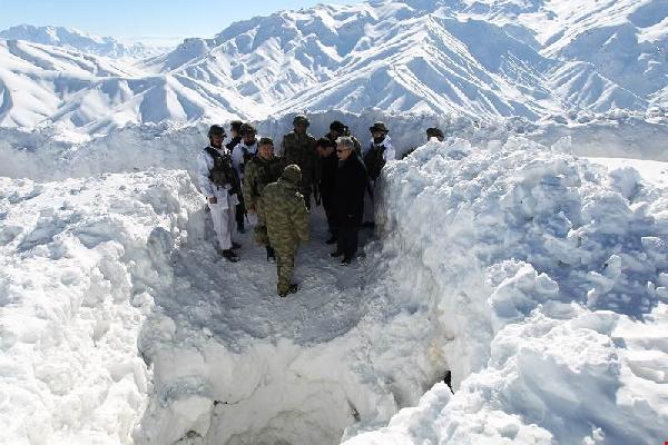Hakkari Valisi Toprak'tan Hudut Kartallarına ziyaret