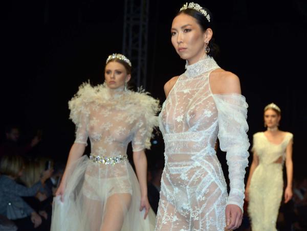 İzmir'de transparan gelinlik fuarı