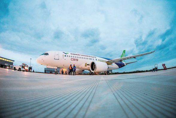 Çin ilk yerli uçağını üretti