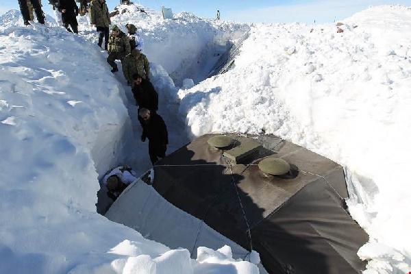Hakkari Valisi Toprak'tan Hudut Kartallarına ziyaret