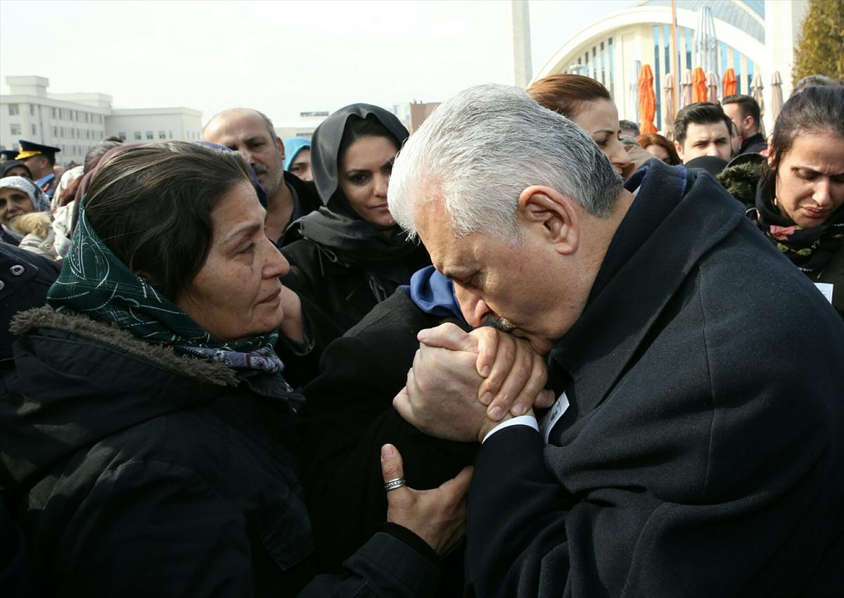 Şehit ailesini Başbakan teselli etti