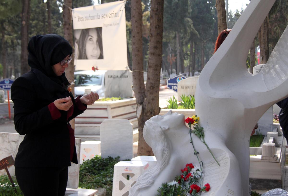 Özgecan Aslan mezarı başında anıldı
