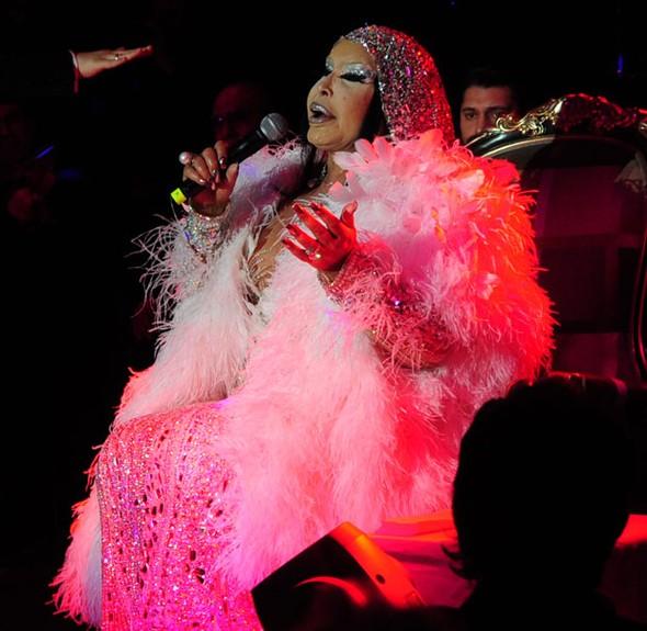 Bülent Ersoy 40 kiloluk kıyafet giydi