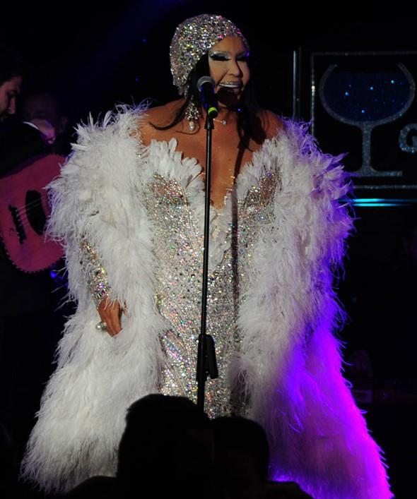 Bülent Ersoy 40 kiloluk kıyafet giydi