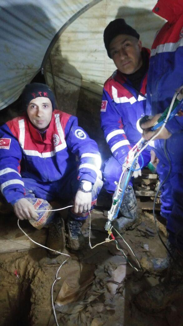 Kuyuya düşen köpeği kurtaran ekip o anları anlattı