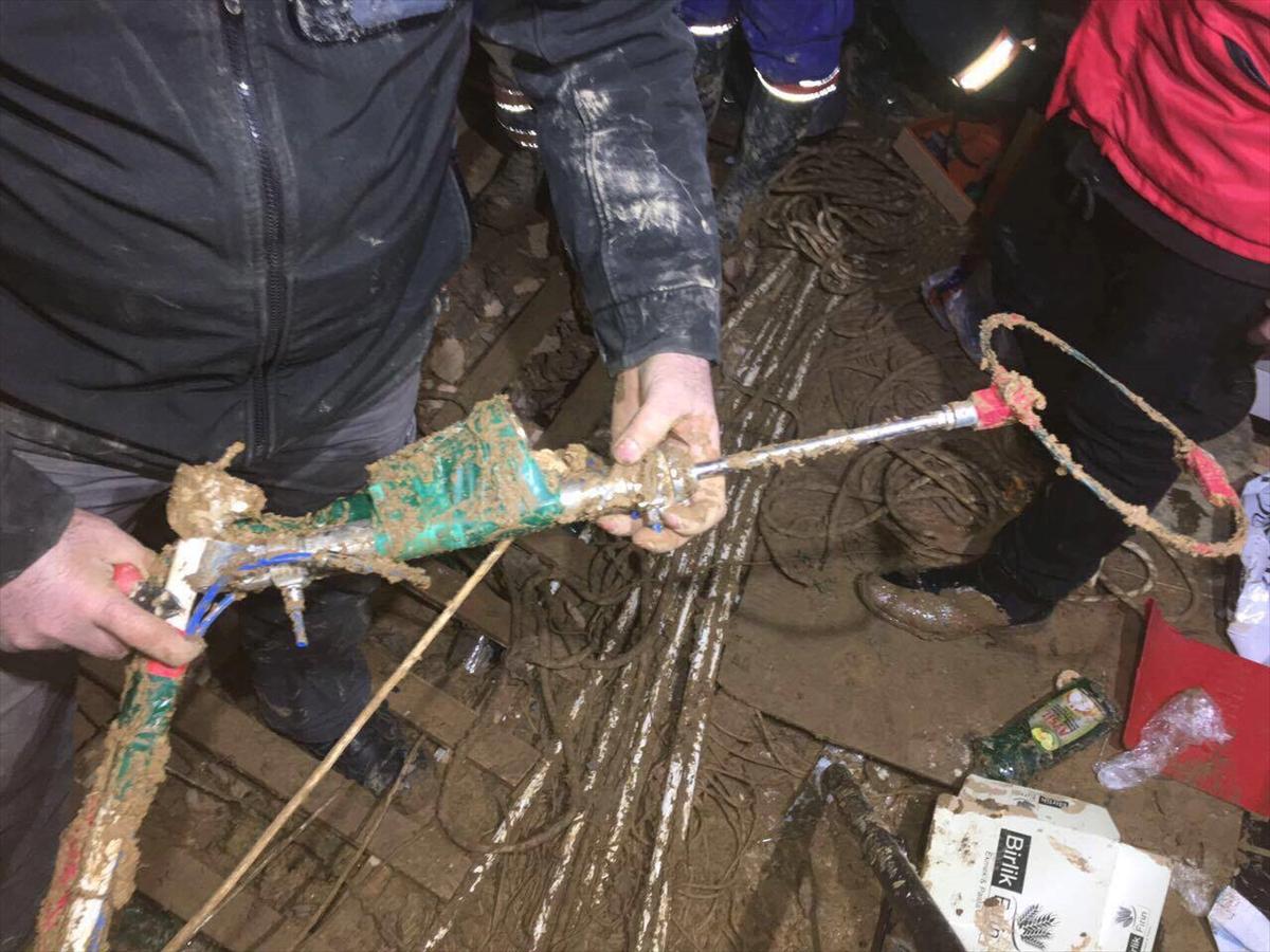 Kuyuya düşen köpeği kurtaran ekip o anları anlattı