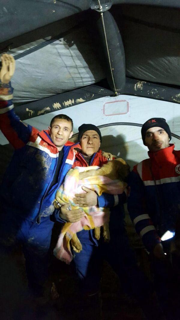 Kuyuya düşen köpeği kurtaran ekip o anları anlattı