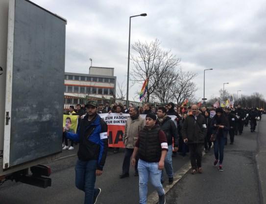 Almanya'da referandum karşıtlarından 'hayır' protestosu