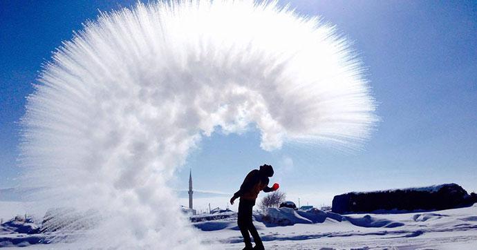 Ardahan'da havaya atılan kaynar su dondu