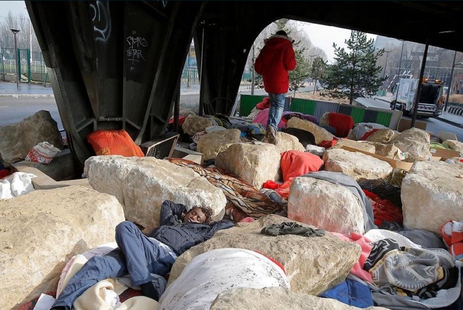 Paris'te mültecilere karşı kaya önlemi