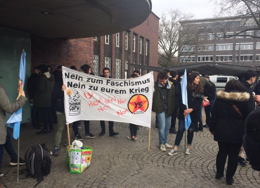 Almanya'da referandum karşıtlarından 'hayır' protestosu
