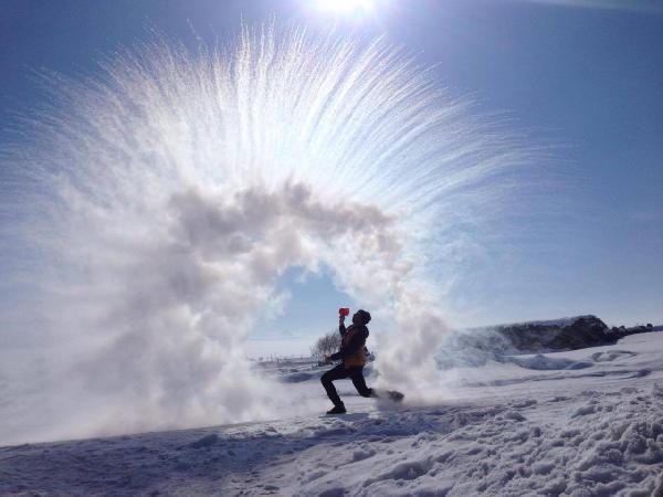 Ardahan'da havaya atılan kaynar su dondu