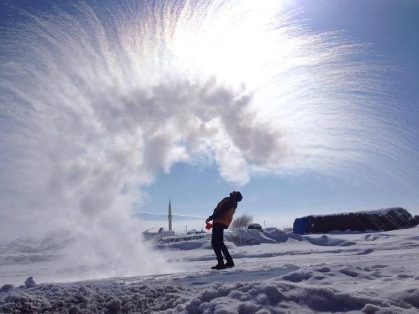 Ardahan'da havaya atılan kaynar su dondu