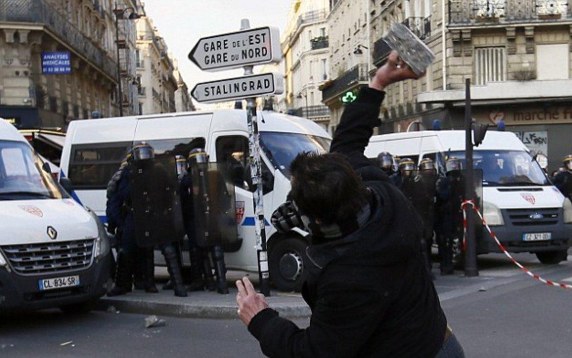 Paris'te Fillon protestosu