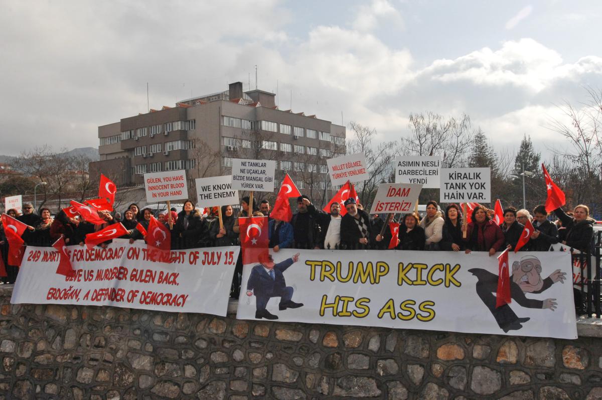 Suikas timi davasında vatandaşlar salon önünde