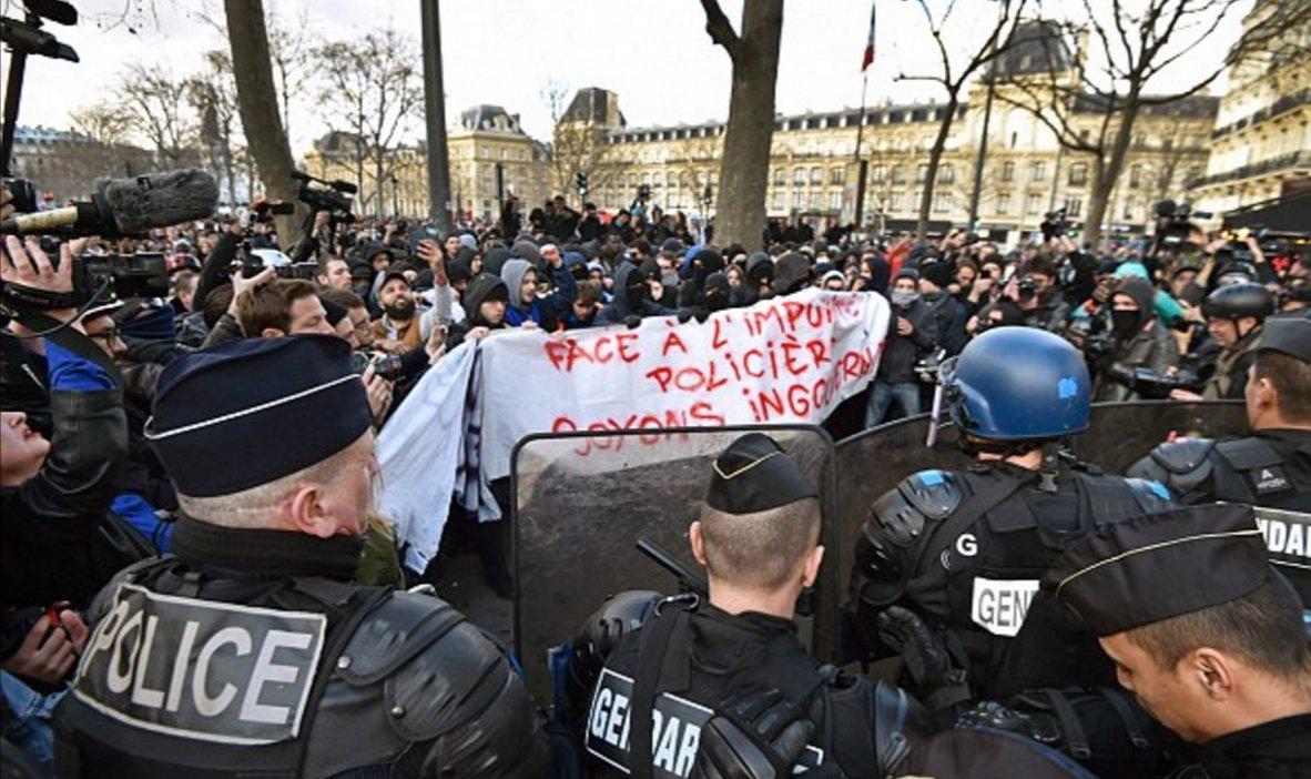Paris'te Fillon protestosu