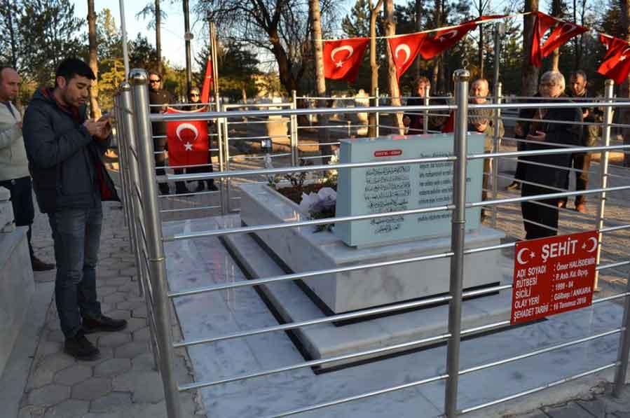 Şehit Ömer Halisdemir'in kabrine doğum günü ziyareti