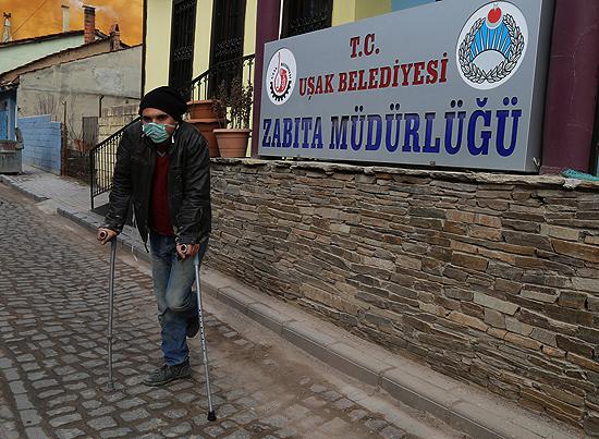 Dilenci kılığına giren zabıta 10 dakikada 80 lira topladı