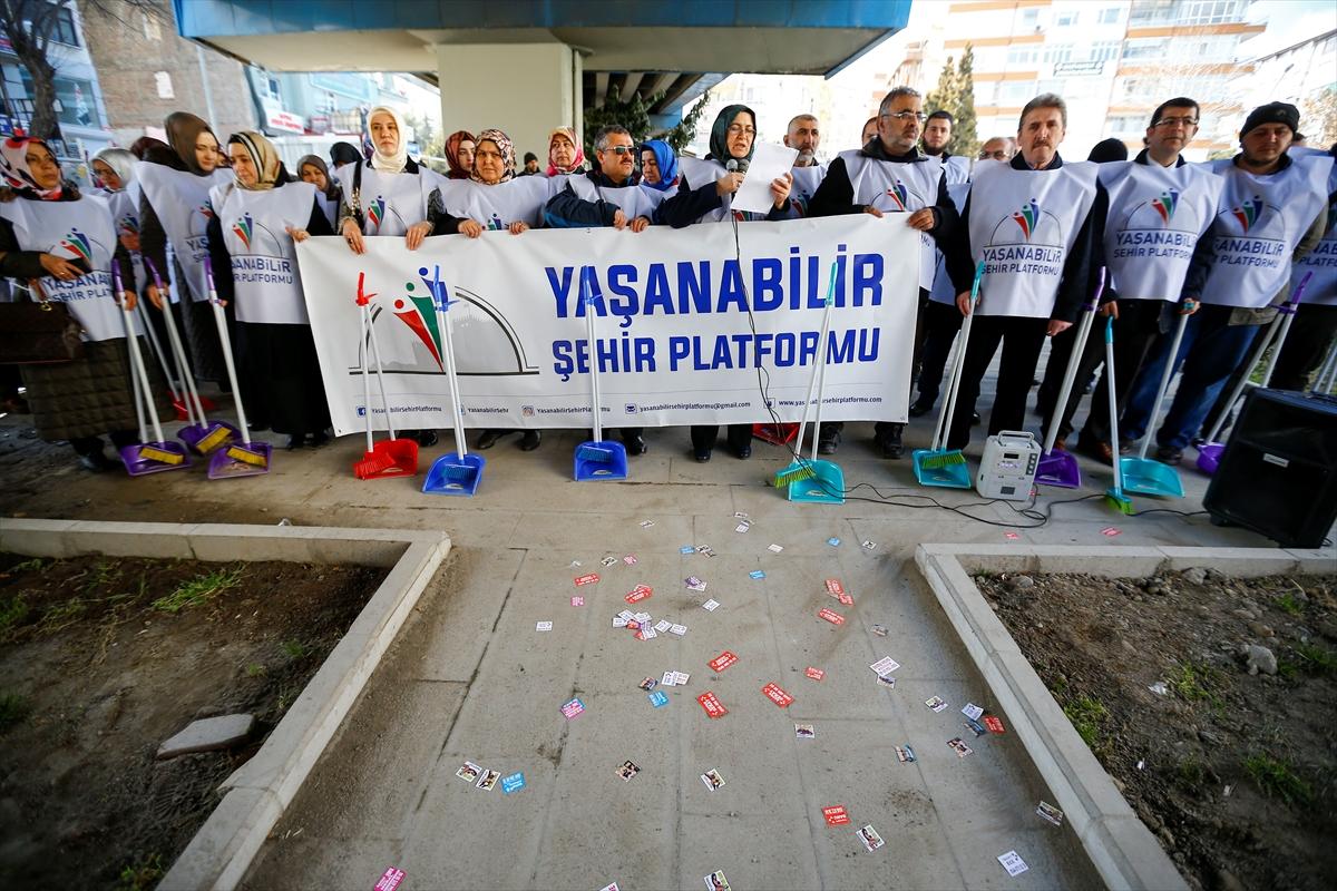 Başkentte fuhuş kartvizitleri süpürgeyle protesto edildi
