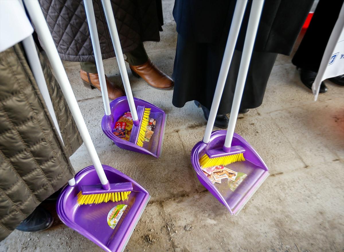 Başkentte fuhuş kartvizitleri süpürgeyle protesto edildi