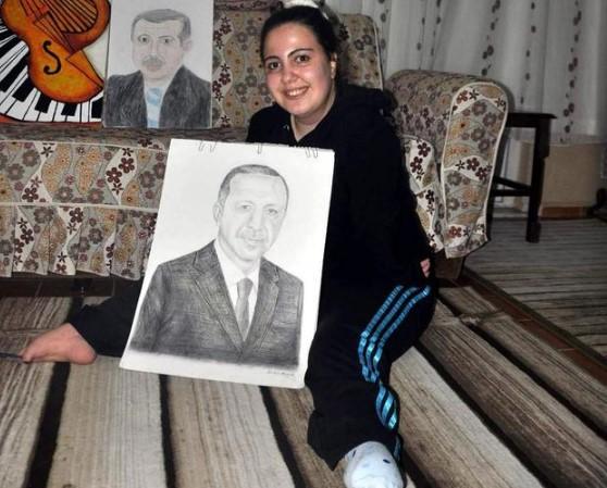 Erdoğan'ın portresini ayağıyla çizdi