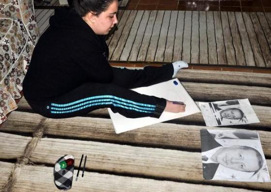 Erdoğan'ın portresini ayağıyla çizdi