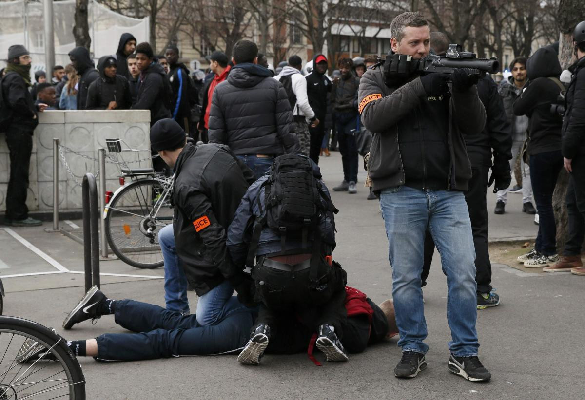 Fransız polisi göstericilere acımıyor