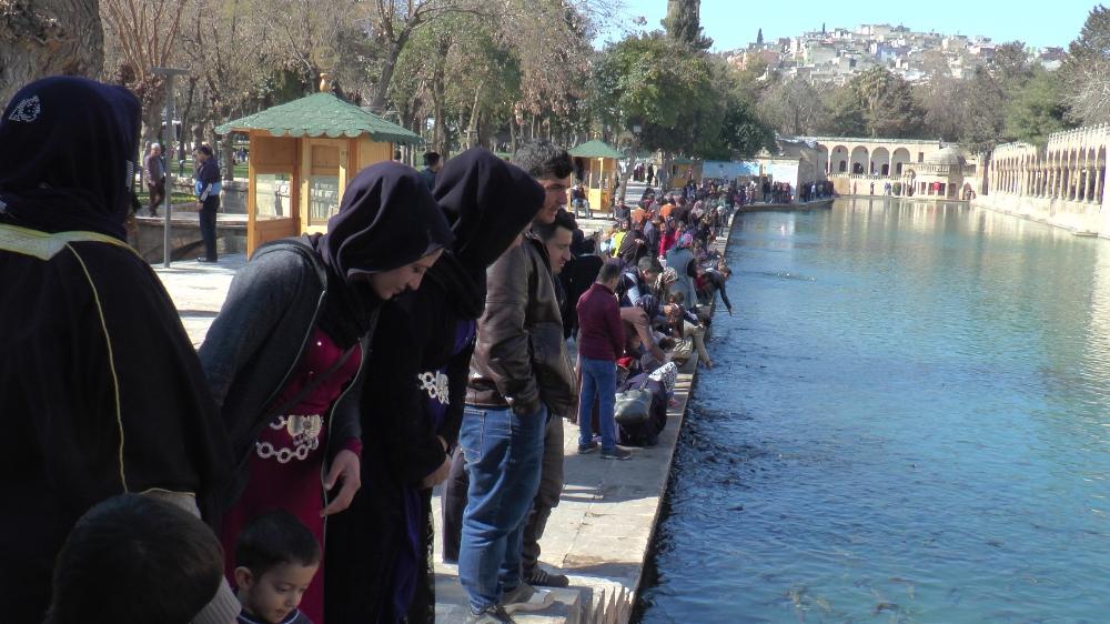 Şanlıurfa'da Balıklıgöl’e ziyaretçi akını