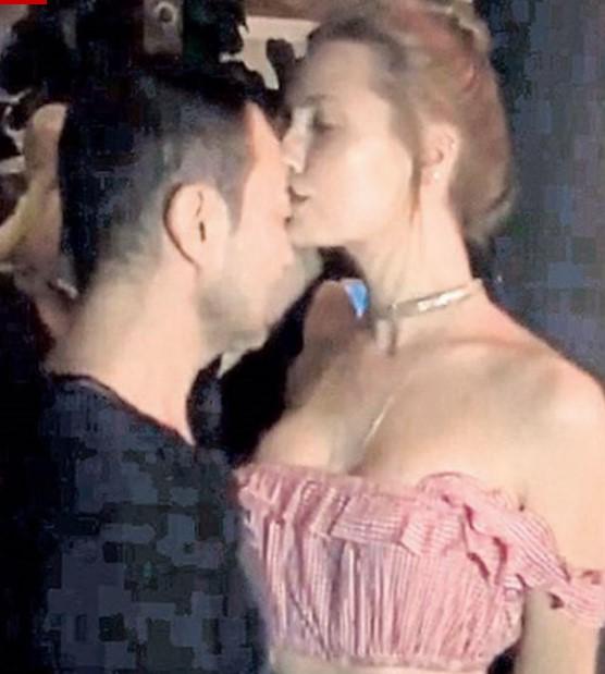 Serdar Ortaç eşini karnından öptü