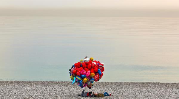 Uçan balon altında öğle uykusu