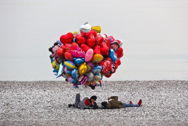 Uçan balon altında öğle uykusu