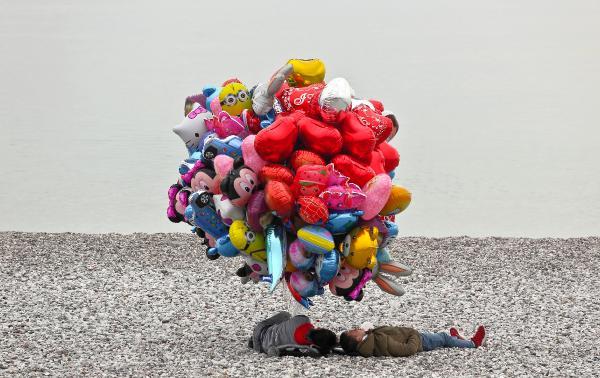 Uçan balon altında öğle uykusu