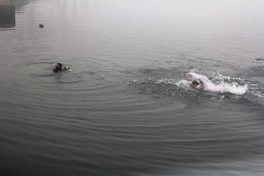 Belediye başkanı dalgıcı boğulmaktan kurtardı