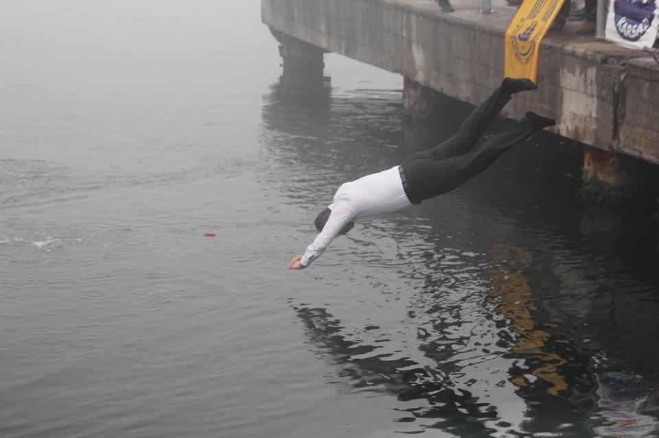 Belediye başkanı dalgıcı boğulmaktan kurtardı
