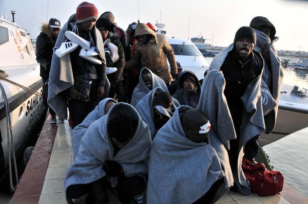 Alabora olan bottaki 35 kaçağı Sahil Güvenlik kurtardı