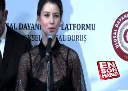 Beren Saat'e Ulusal Duruş Onur Ödülü verildi