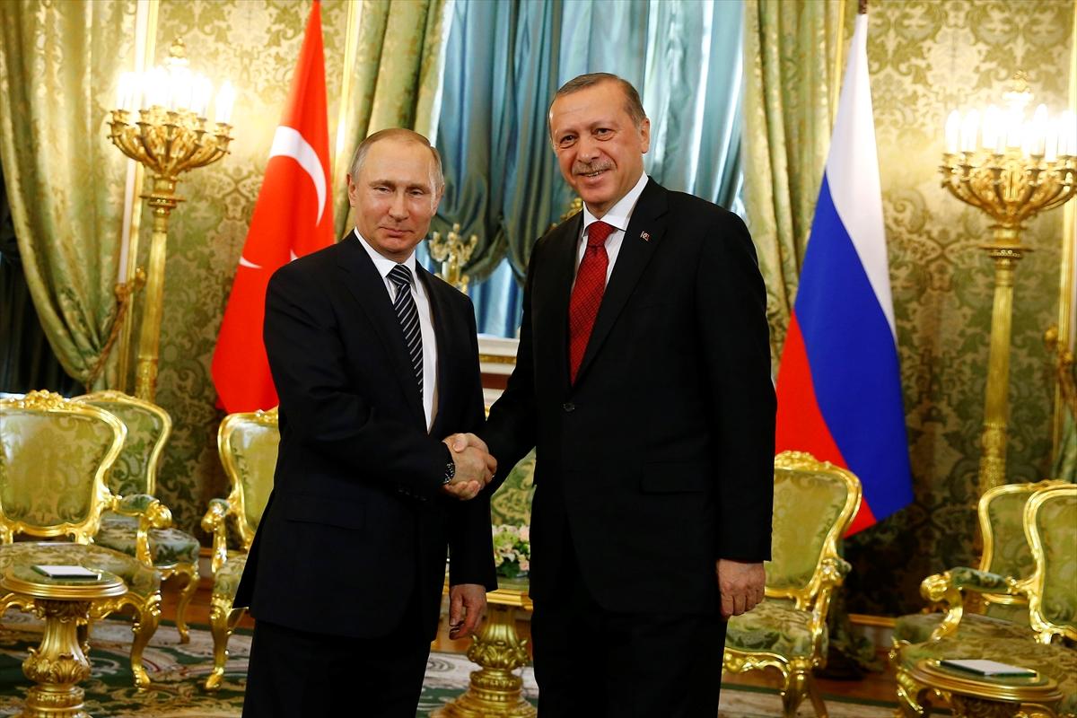 Cumhurbaşkanı Putin'le buluştu
