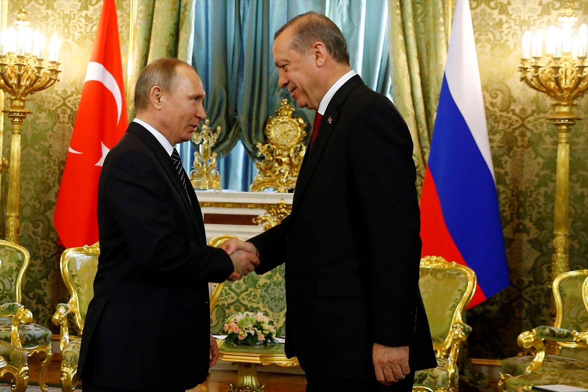 Cumhurbaşkanı Putin'le buluştu