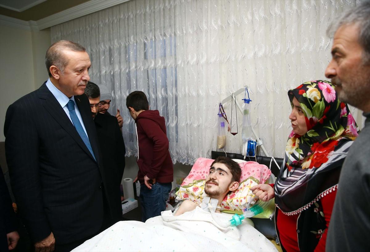 Cumhurbaşkanı kas hastası genci ziyaret etti