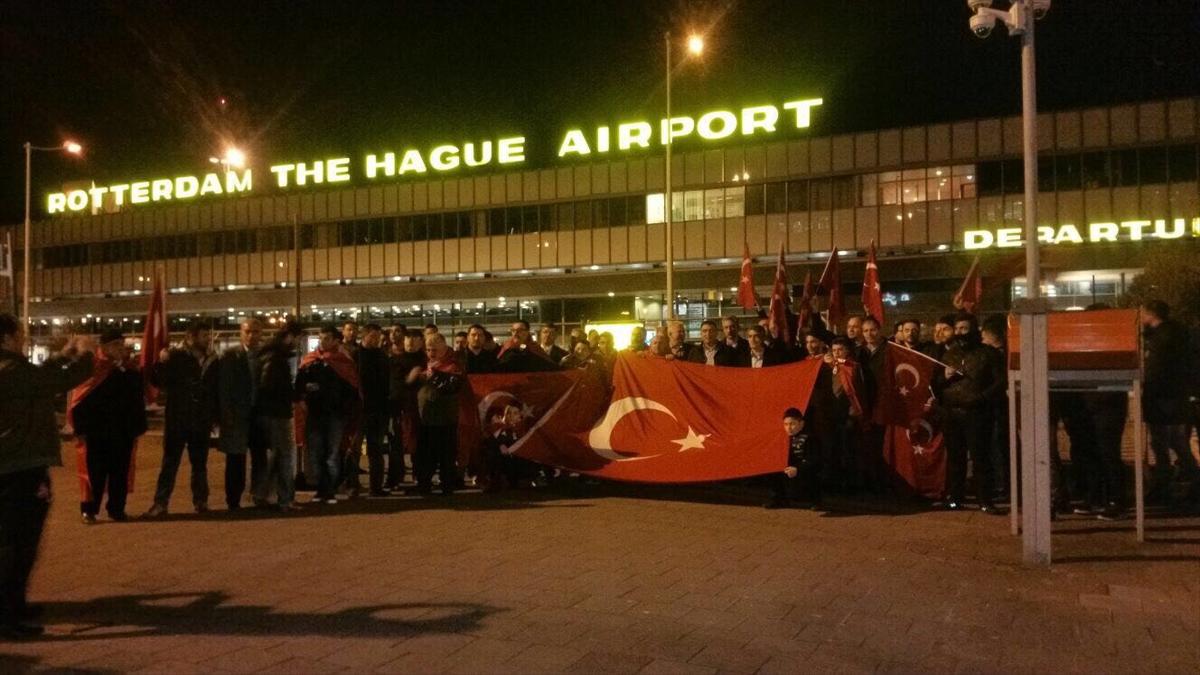 Hollanda'da Türk Federasyonu üyelerinden protesto