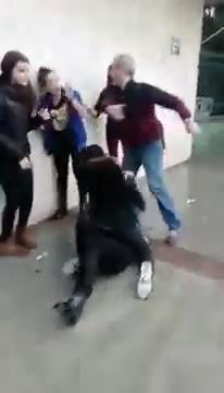 Kavga eden kızları tokat atarak ayıran adam