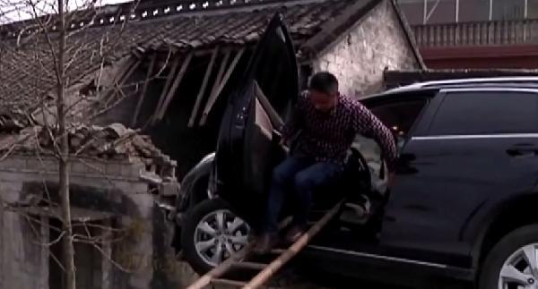 Çinli sürücü otomobiliyle çatıya kondu