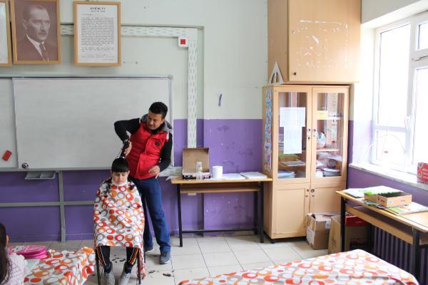 Öğrencilerini gönüllü olarak tıraş eden öğretmen