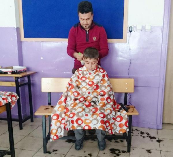 Öğrencilerini gönüllü olarak tıraş eden öğretmen