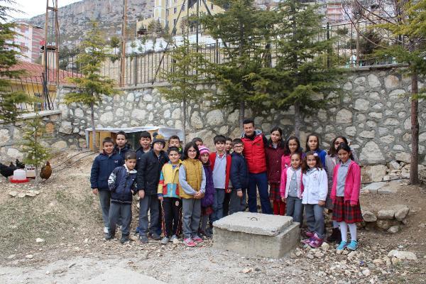 Öğrencilerini gönüllü olarak tıraş eden öğretmen