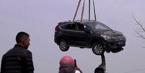 Çinli sürücü otomobiliyle çatıya kondu